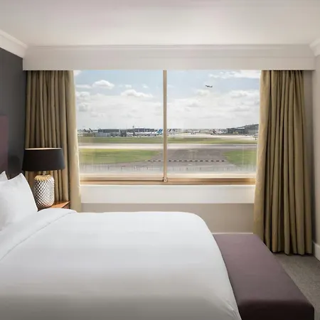 Renaissance London Heathrow מלון 4*