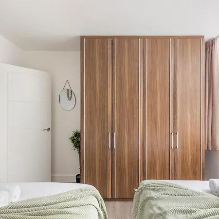 Apartment Modern Flat In Golders *