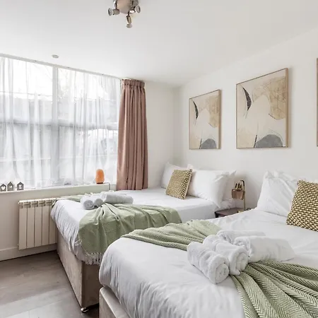Modern Flat In Golders Apartment London