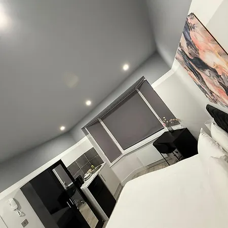 Guest house Letzi Private En-suite, Near Heathrow Airport T3