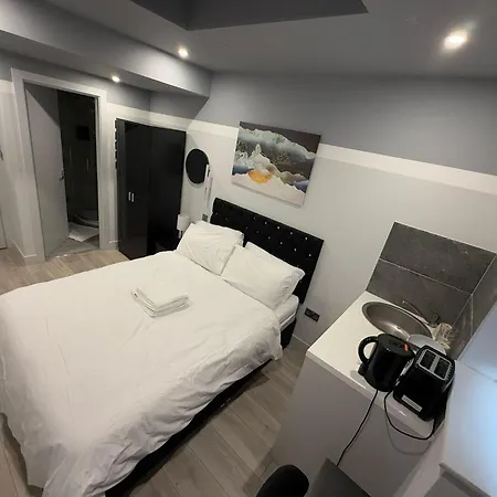 Letzi Private En-suite, Near Heathrow Airport T3 Guest house
