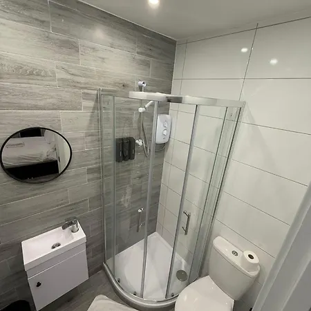Guest house Letzi Private En-suite, Near Heathrow Airport T3 *