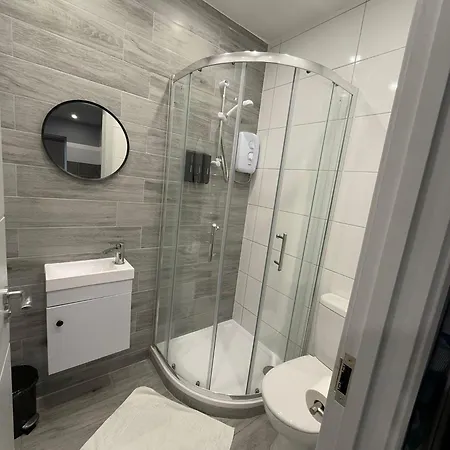 Letzi Private En-suite, Near Heathrow Airport T3