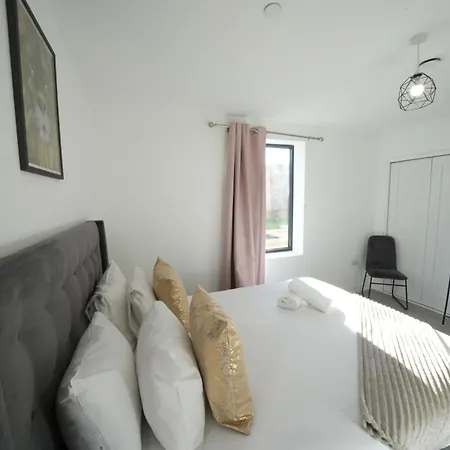 Broadway Great 7-minute Walk From The Underground Homestay Ealing