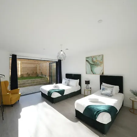 Broadway Great 7-minute Walk From The Underground Homestay Ealing