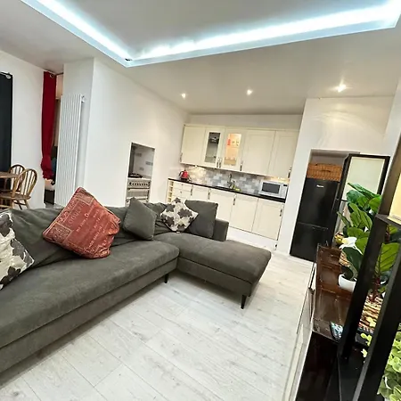 2 Bedroom Flat Wembley Apartment