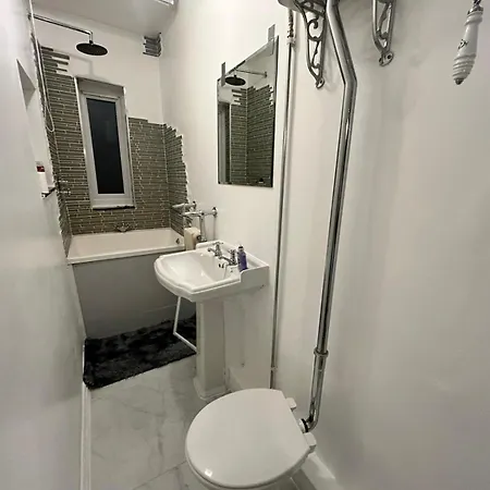 2 Bedroom Flat Wembley Apartment *