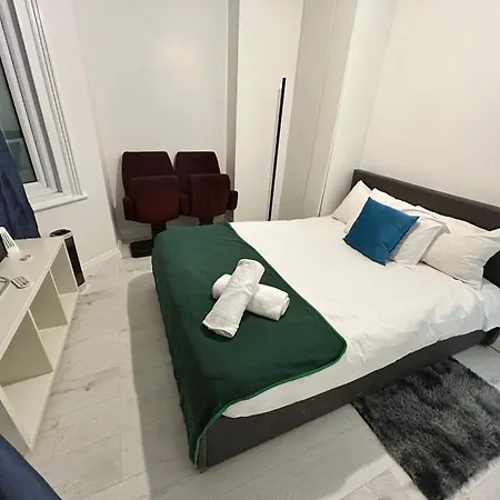Apartment 2 Bedroom Flat Wembley London