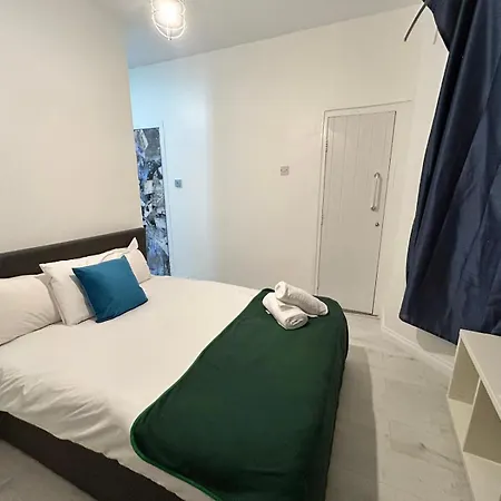 2 Bedroom Flat Wembley Apartment *