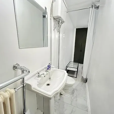 2 Bedroom Flat Wembley Apartment London