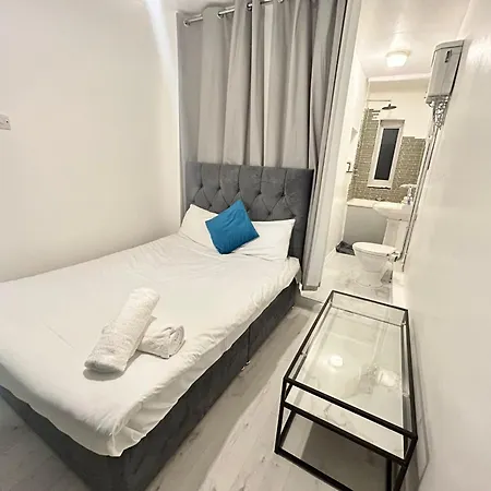 2 Bedroom Flat Wembley Apartment