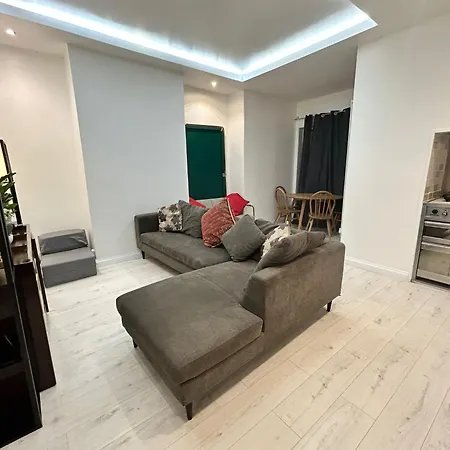 Apartment 2 Bedroom Flat Wembley