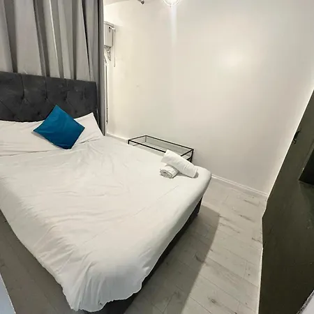 2 Bedroom Flat Wembley Apartment *