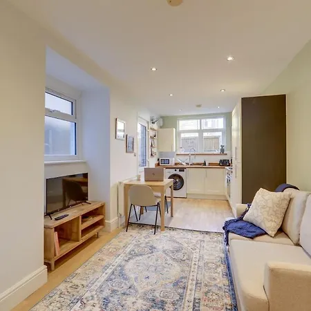 Stylish 2-bed Near Station-wifi Apartment London