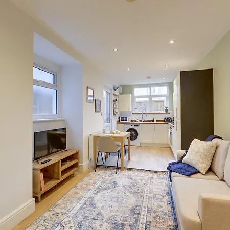 Apartment Stylish 2-bed Near Station-wifi London