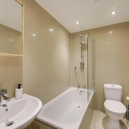 Stylish 2-bed Near Station-wifi * London
