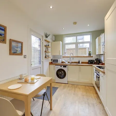 Stylish 2-bed Near Station-wifi