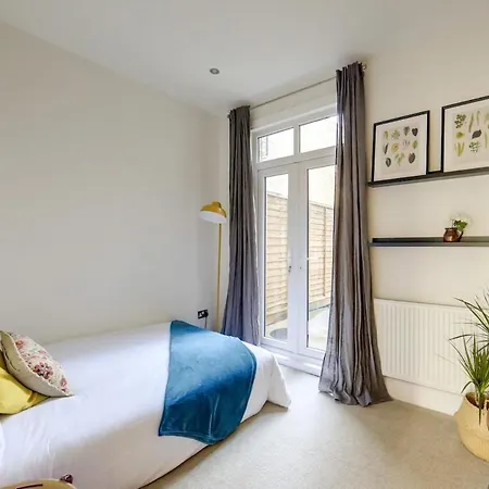 Stylish 2-bed Near Station-wifi Apartment London