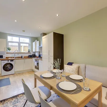 Apartment Stylish 2-bed Near Station-wifi London