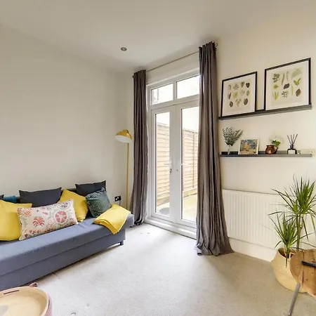 Stylish 2-bed Near Station-wifi London
