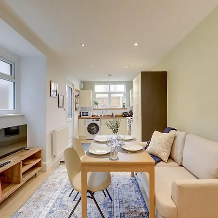 Stylish 2-bed Near Station-wifi * London