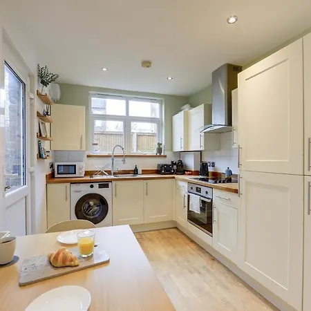 Stylish 2-bed Near Station-wifi Apartment *