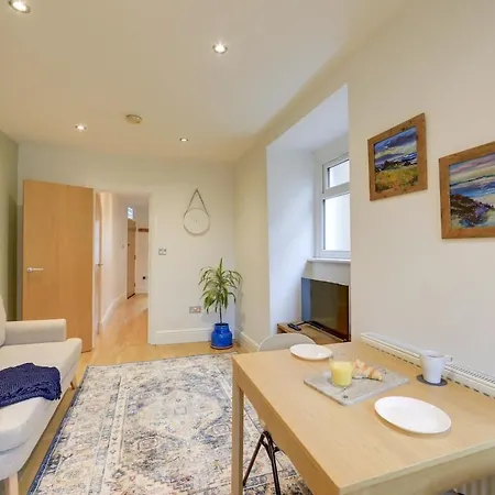 Stylish 2-bed Near Station-wifi * London
