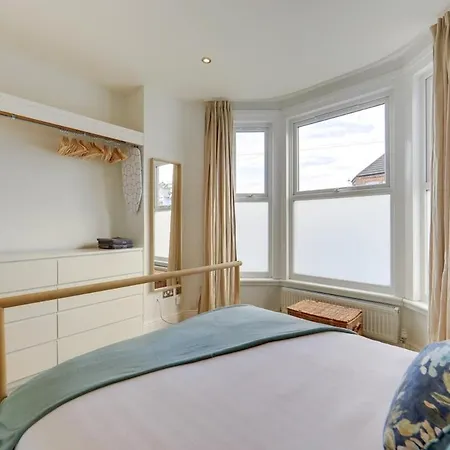 Stylish 2-bed Near Station-wifi *