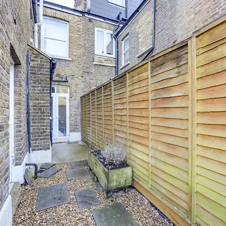 Stylish 2-bed Near Station-wifi London