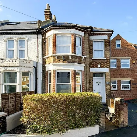 Stylish 2-bed Near Station-wifi