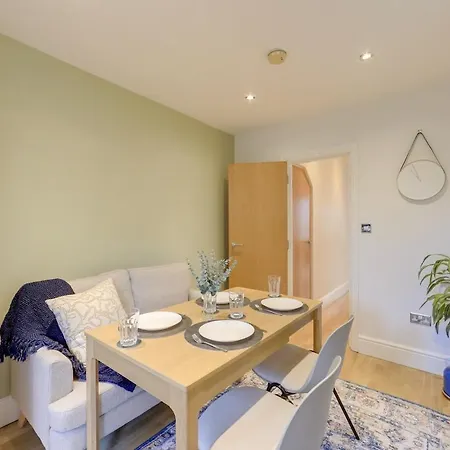 Stylish 2-bed Near Station-wifi Apartment