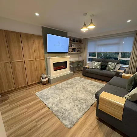 Stylish 2 Bedroom In North Finchley Apartment *