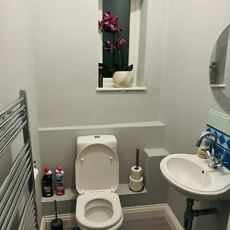 Elegant 5 Bed House Free Parking Free Wifi Ferienhaus *