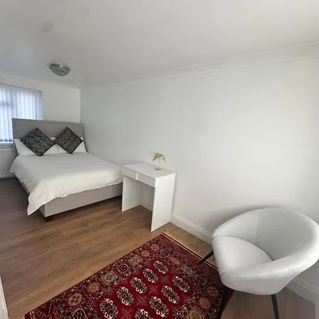 Modern One-bedroom House Near Heathrow Airport Holiday home *
