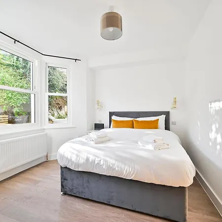 Beautiful 2 Bed With En Suite, Near Tube And Stamford Bridge Apartment *