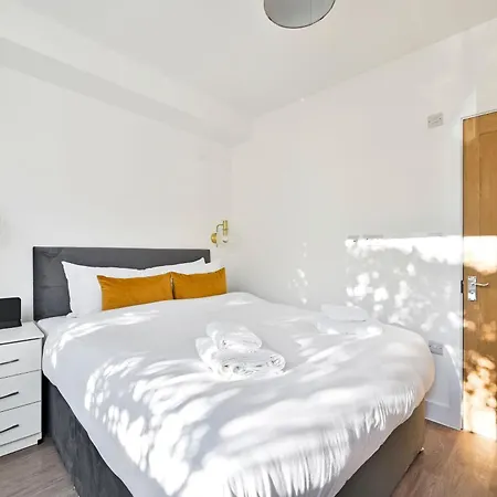 Beautiful 2 Bed With En Suite, Near Tube And Stamford Bridge London