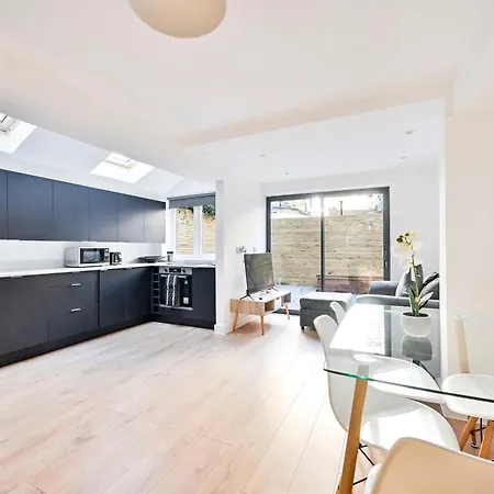 Beautiful 2 Bed With En Suite, Near Tube And Stamford Bridge Apartment