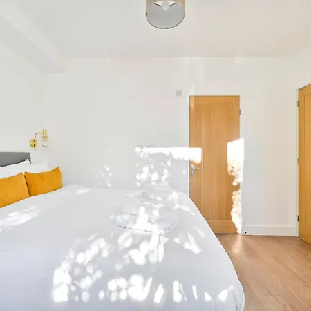 Apartment Beautiful 2 Bed With En Suite, Near Tube And Stamford Bridge London