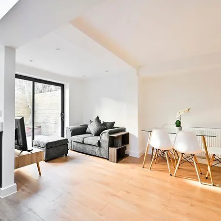 Apartment Beautiful 2 Bed With En Suite, Near Tube And Stamford Bridge London