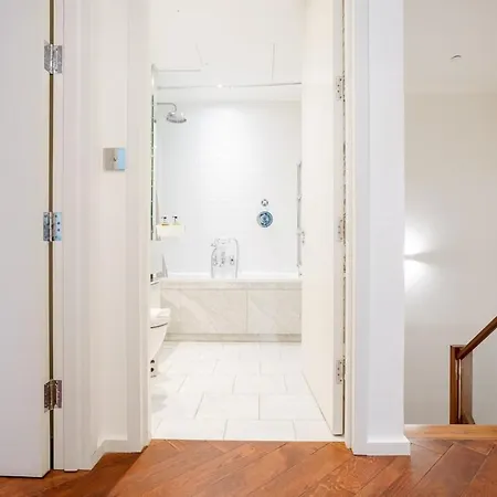 Luxury 2brs Maisonette Near Battersea Power * London