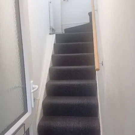 2bed 2bath 8min To Bridge * London