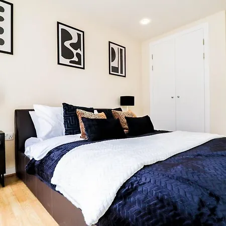 Apartment Stunning Canary Wharf Flat-5 Mins From Tube Station London