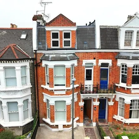 Apartment 2 Bedroom 2 Bth Deluxe Suite, Netflix Games, Near Putney Station, Fulham And Wimbledon, Ideal For Business And Relocator *