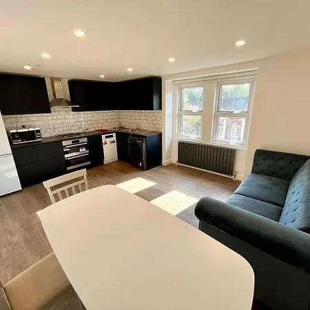 2 Bedroom 2 Bth Deluxe Suite, Netflix Games, Near Putney Station, Fulham And Wimbledon, Ideal For Business And Relocator London