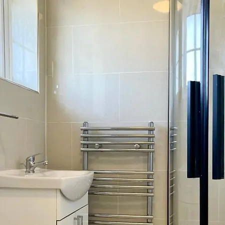 Cosy House Tower Bridge Station Walk Holiday home *