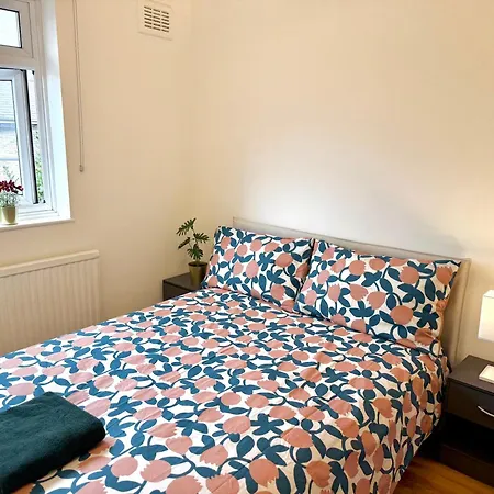 Cosy House Tower Bridge Station Walk Holiday home *