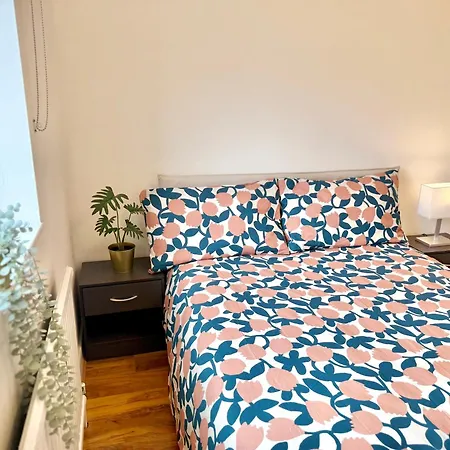Cosy House Tower Bridge Station Walk Holiday home London
