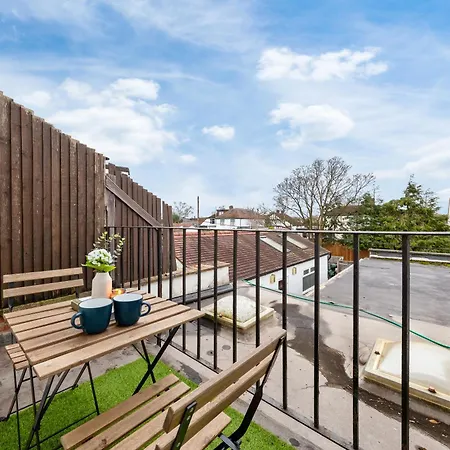 Heathrow Lodge, Contractors, Relocators *