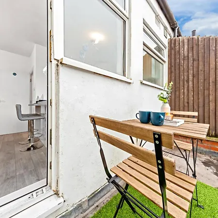 Heathrow Lodge, Contractors, Relocators Apartment Hanworth