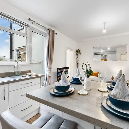 Heathrow Lodge, Contractors, Relocators *